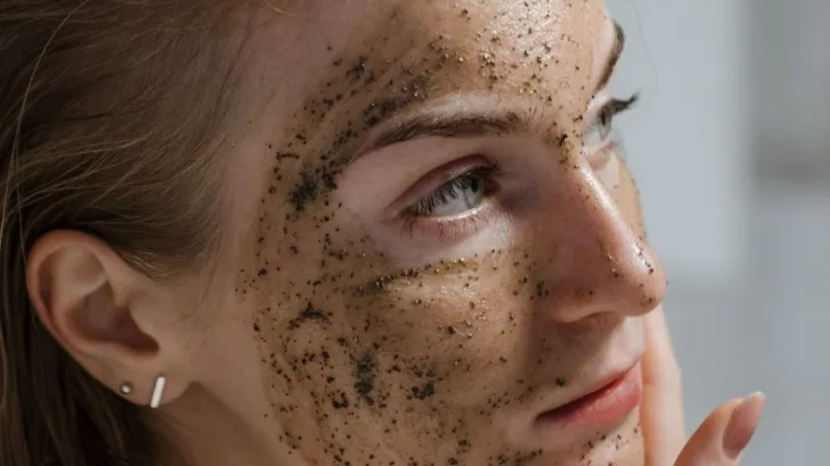 Para obtener resultados óptimos, resulta indispensable complementar estas recetas caseras con una rutina de limpieza facial.