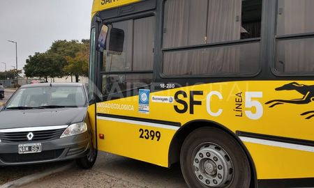 La imagen muestra el impacto del colectivo en la parte izquierda del auto que circuló en contramano. La imagen muestra el impacto del colectivo en la parte izquierda del auto que circuló en contramano.