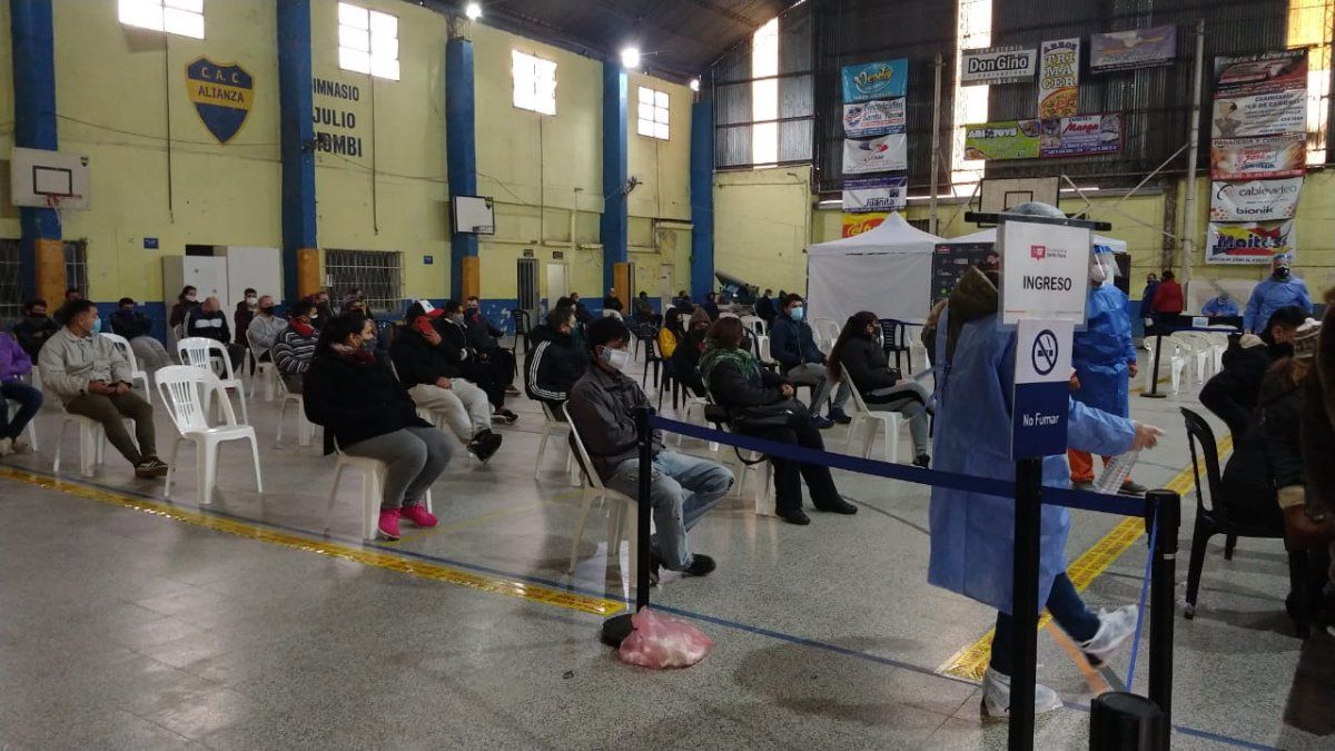 Desde temprano muchos vecinos de Santo Tomé se acercaron a ser hisopados en el Plan Detectar.