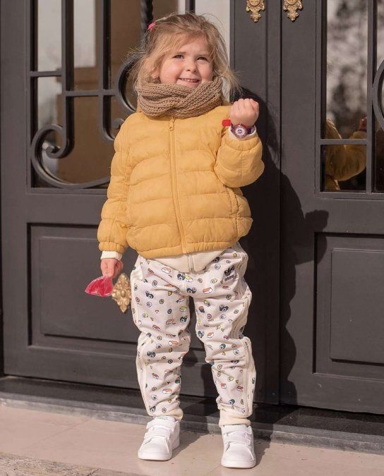 La pequeña se suma a la tendencia de las puffer jackets. 