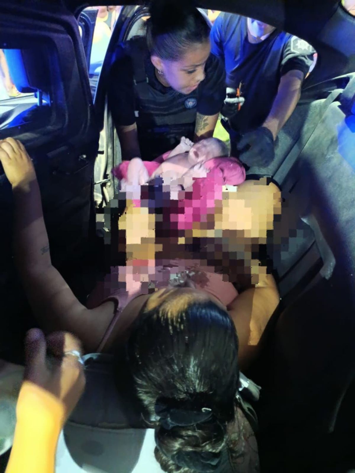 Durante el trayecto hasta la Maternidad Martin, la mujer dio a luz en la parte trasera del veh&iacute;culo policial con la colaboraci&oacute;n del personal policial.