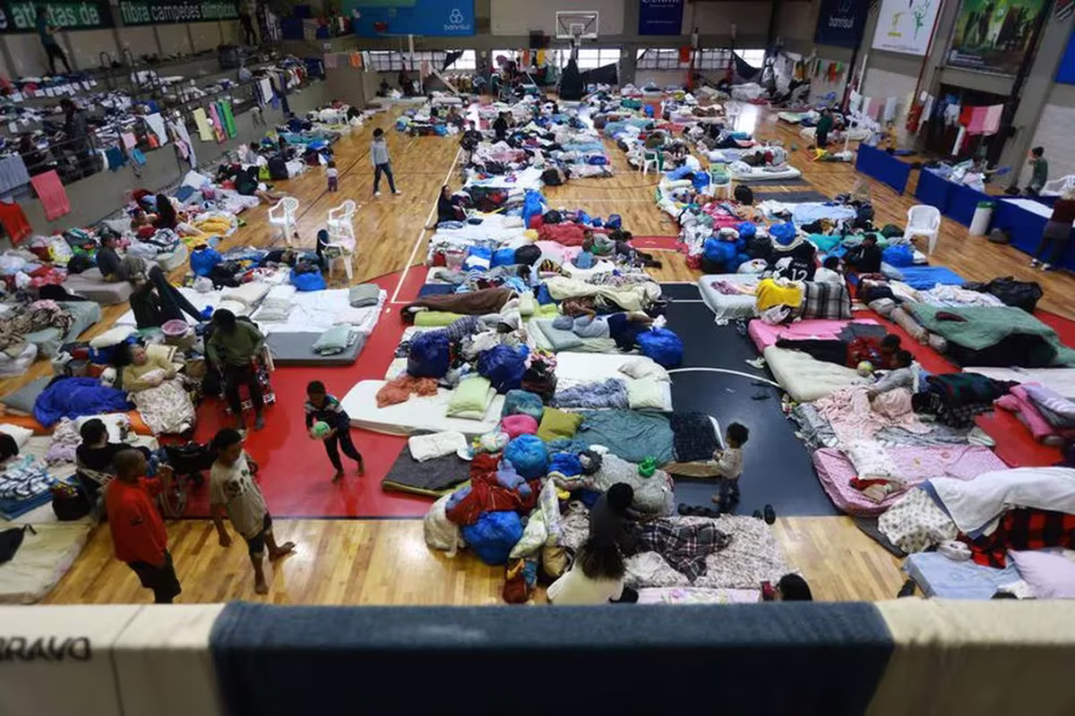Personas evacuadas descansando en un gimnasio de Porto Alegre Personas evacuadas descansando en un gimnasio de Porto Alegre