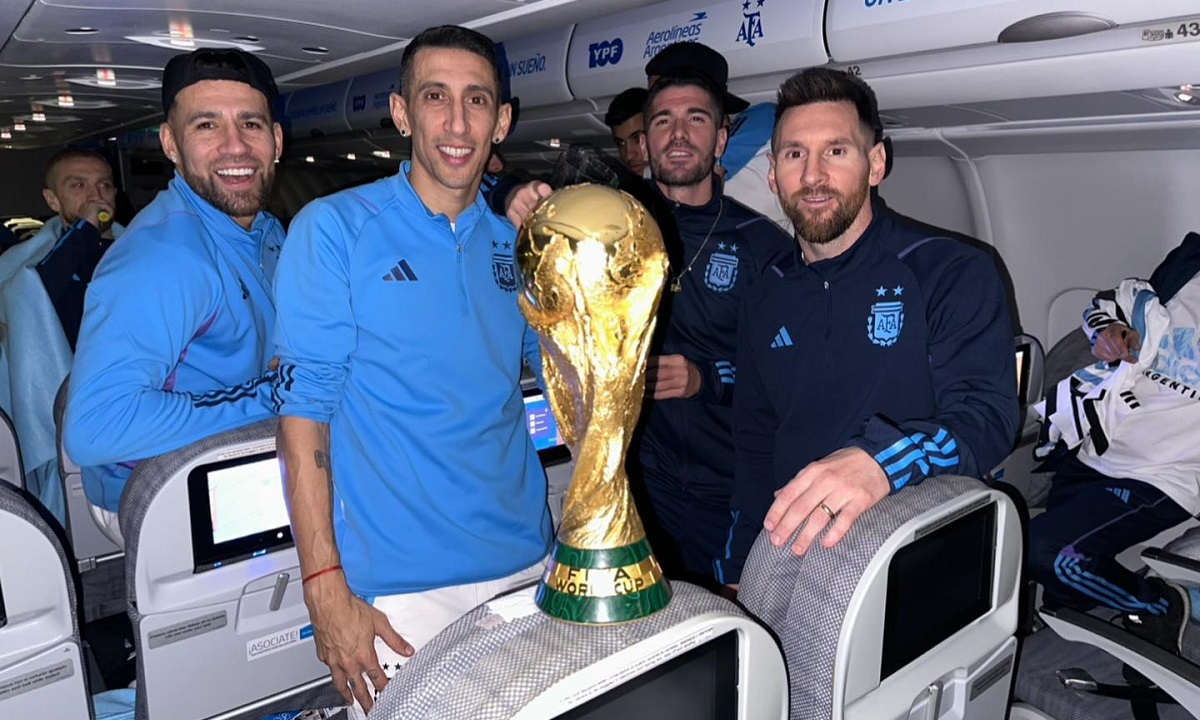 El emotivo posteo de Messi con fotos en el avión volviendo del Mundial de Qatar