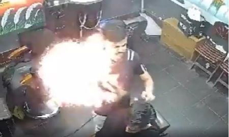 Impresionante video: un peluquero enciende el secador de pelo y su cliente termina prendido fuego Impresionante video: un peluquero enciende el secador de pelo y su cliente termina prendido fuego