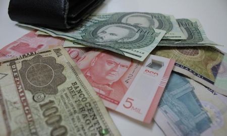 sin guaranies: en las dos casas de cambio del centro no habra hasta el viernes y lunes al mediodia sin guaranies: en las dos casas de cambio del centro no habra hasta el viernes y lunes al mediodia