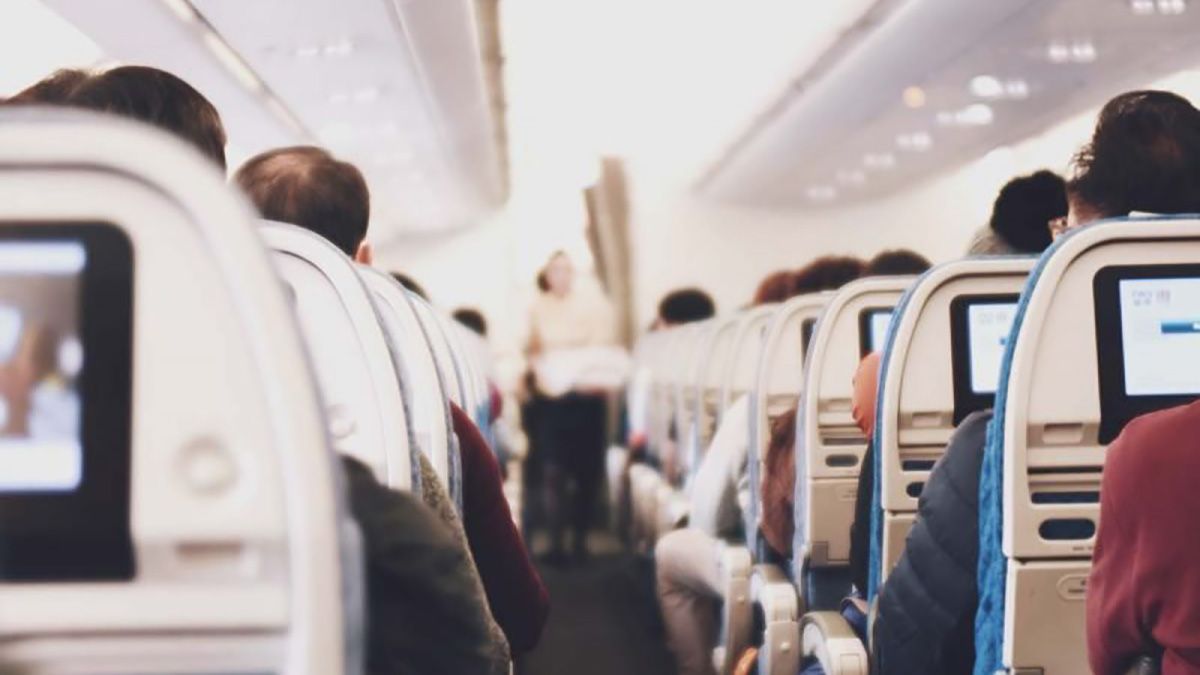 &iquest;Qu&eacute; pasar&iacute;a si subi&eacute;ramos a un avi&oacute;n con una botella de pl&aacute;stico vac&iacute;a?