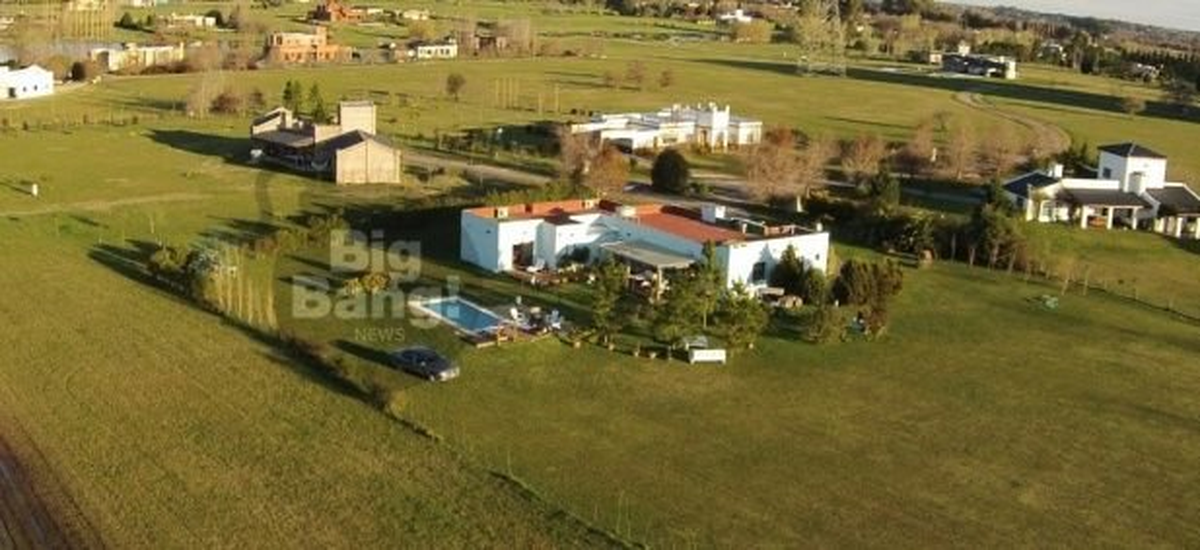 Elisa Carrió vive en un lote de 4.420 metros cuadrados, ubicado en el country Club de Campo Chacras de la Cruz.