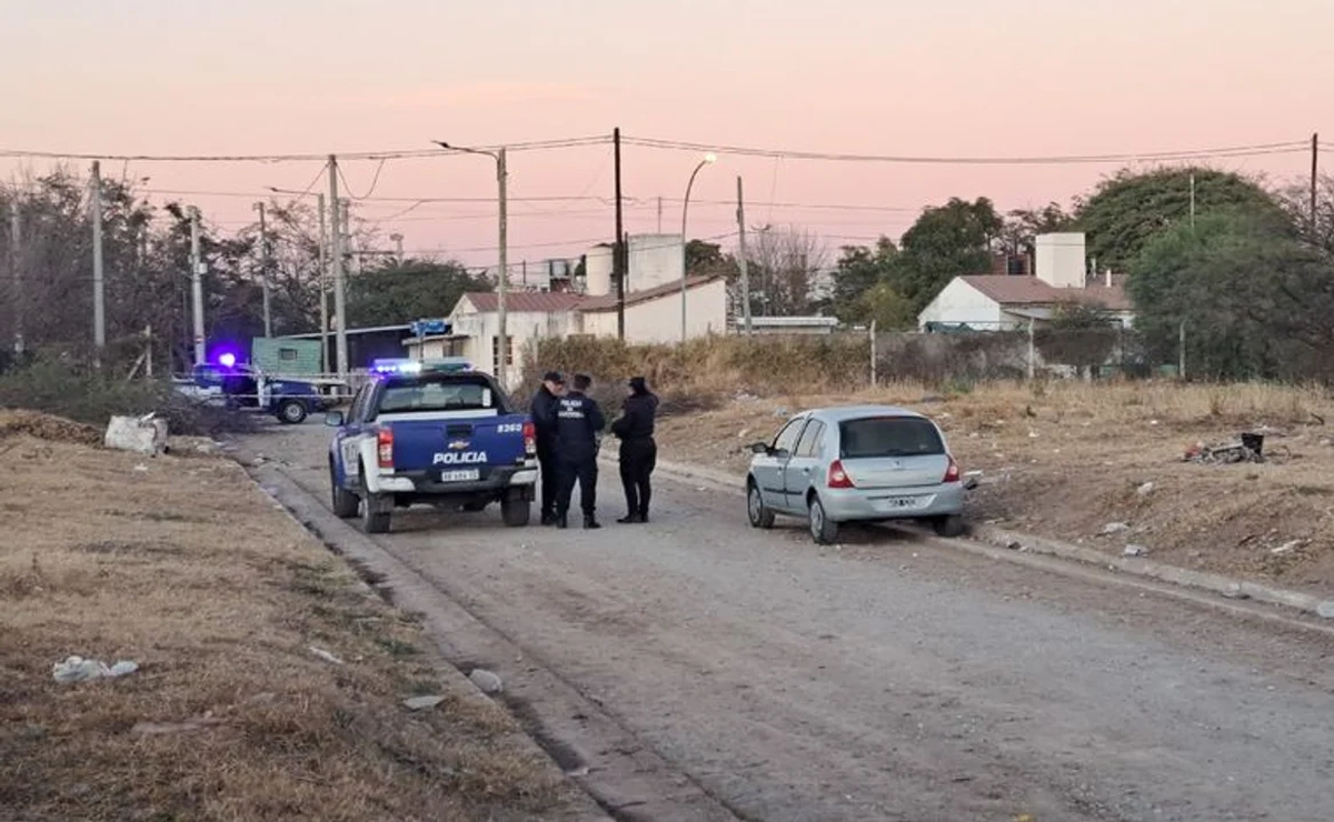 El alerta de vecinos sobre la aparición de un curioso auto en un descampado, voces extrañas de varias personas y el rastreo del celular de la víctima permitieron dar con el paradero de Gutiérrez. Foto Cadena 3 El alerta de vecinos sobre la aparición de un curioso auto en un descampado, voces extrañas de varias personas y el rastreo del celular de la víctima permitieron dar con el paradero de Gutiérrez. Foto Cadena 3
