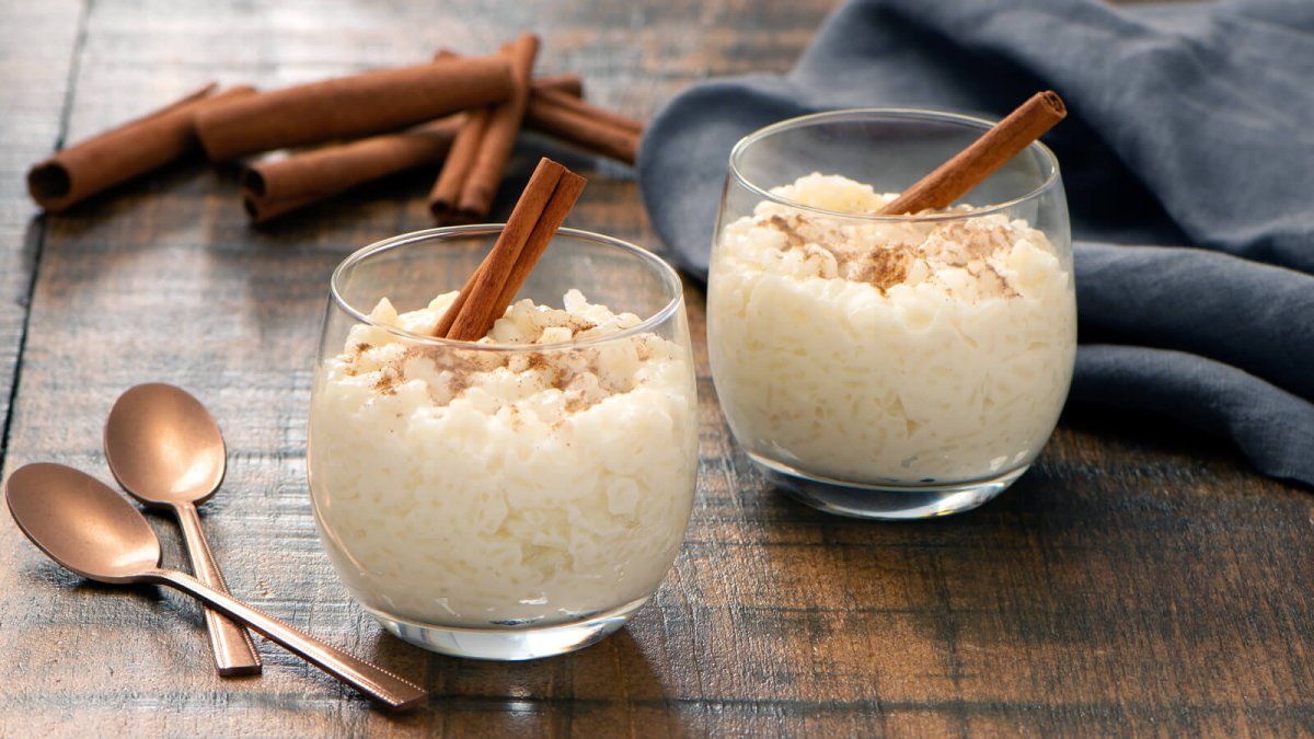 Arroz con leche y canela para disfrutar un postre con mucha tradición.