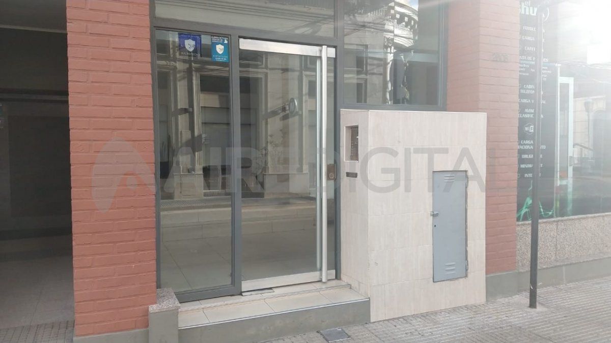 Los delincuentes lograron&nbsp; abrir la puerta del edificio y luego buscaron alzarse de un botín.&nbsp;