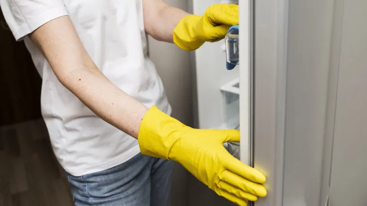 Cómo limpiar la goma de la heladera con un truco casero para sacarle el moho.