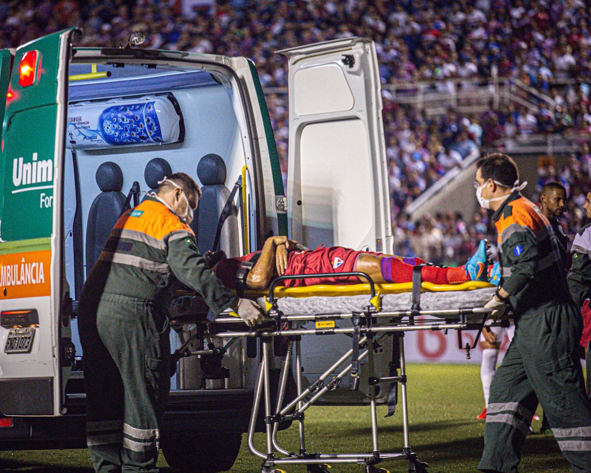 Emanuel Brítez sufrió un duro golpe en la cabeza y tuvo que ser retirado en ambulancia del campo de juego en el último encuentro del Fortaleza de Brasil.