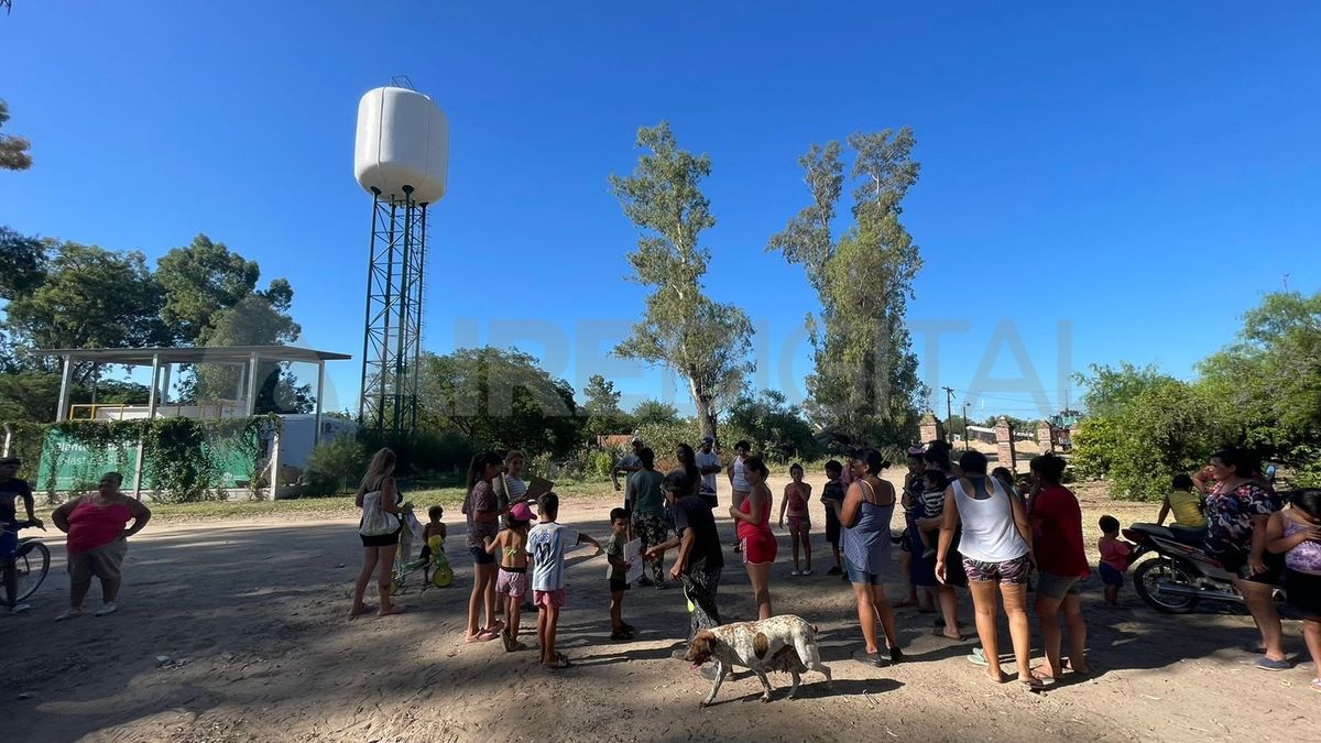 Vecinos de Colastiné Sur reclaman por la falta de agua en la zona. Vecinos de Colastiné Sur reclaman por la falta de agua en la zona.