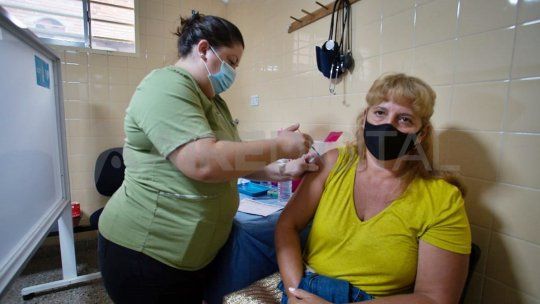 Las personas mayores de 40 años podrán asistir a vacunarse con terceras dosis sin turno.&nbsp;