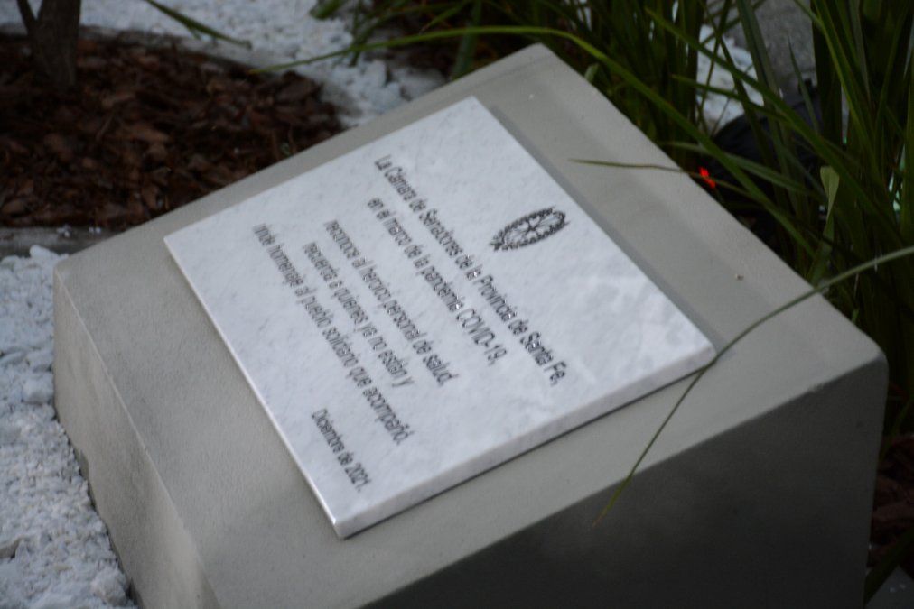 Durante la ceremonia se descubrió una placa en homenaje a los profesionales de la salud que fallecieron en la pandemia.