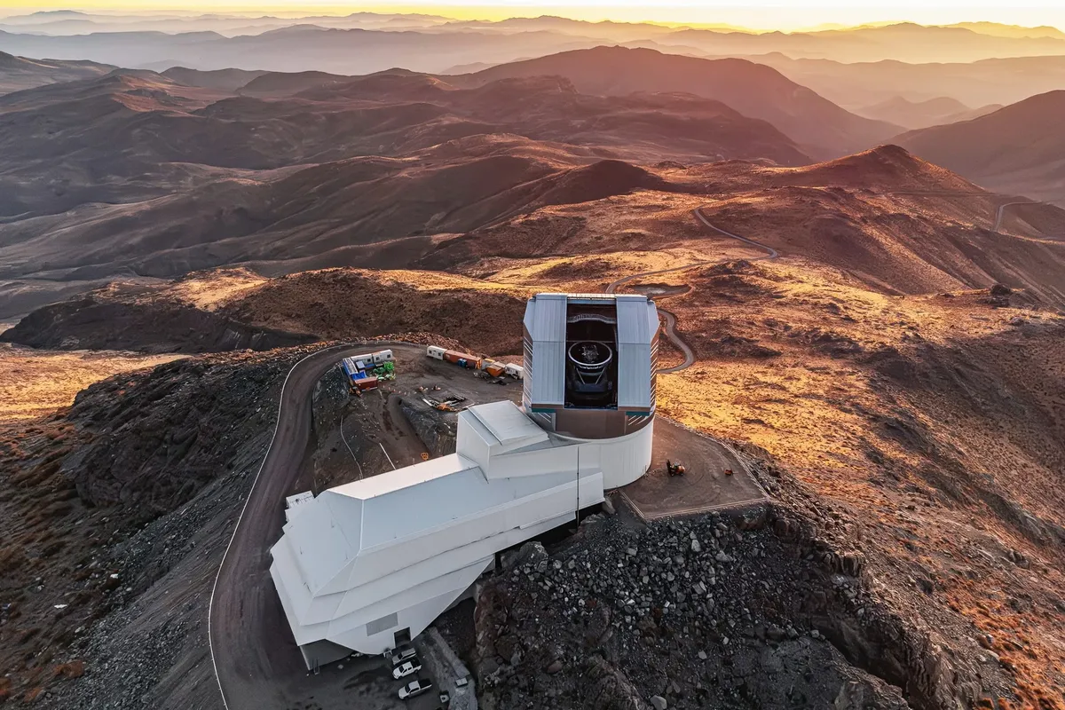 Una vista de dron del Observatorio Vera Rubin de la NSF–DOE durante la campaña de observación de la Una vista de dron del Observatorio Vera Rubin de la NSF–DOE durante la campaña de observación de la