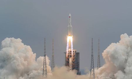 Funcionarios en Beijing habían dicho que había poco riesgo por el segmento en caída libre del cohete Long March-5B, que lanzó el primer módulo de la nueva estación espacial de China a la órbita terrestre el 29 de abril. Funcionarios en Beijing habían dicho que había poco riesgo por el segmento en caída libre del cohete Long March-5B, que lanzó el primer módulo de la nueva estación espacial de China a la órbita terrestre el 29 de abril.