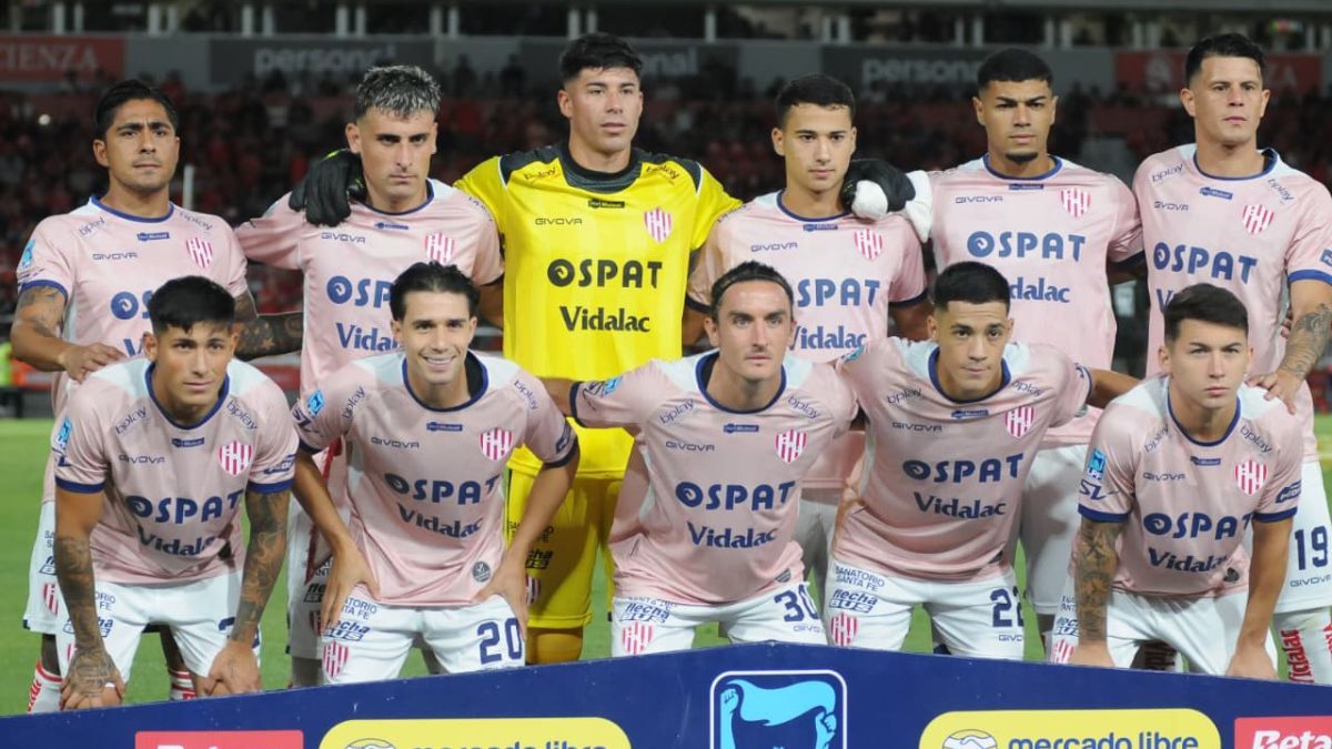 Así salió Unión a la cancha ante el Rojo en Avellaneda.