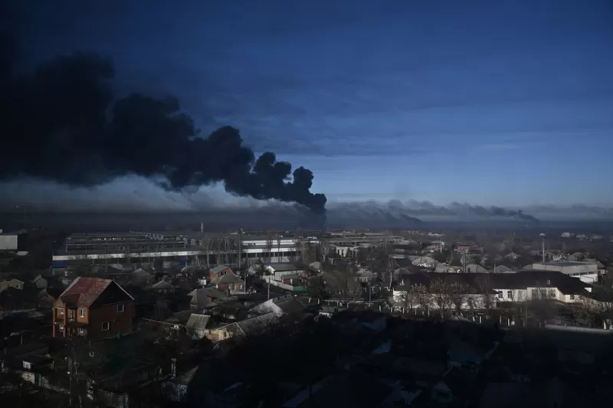 Humo sale de un aeropuerto militar en Chugúyev, cerca de Járkov, en el este del país.- AFP
