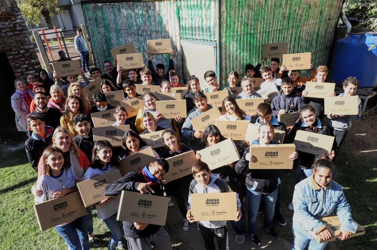 Los chicos de escuelas de Santa Fe reciben notebooks como herramientas de estudio.