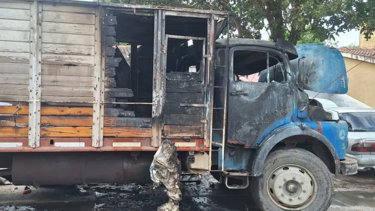 Un nene de 4 años murió tras incendiarse un camión en el que jugaba. Un nene de 4 años murió tras incendiarse un camión en el que jugaba.
