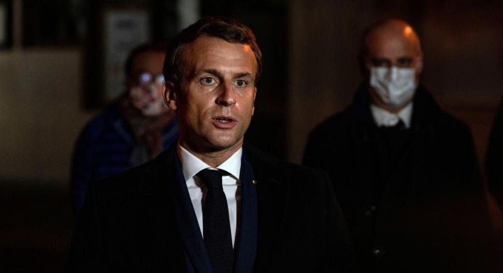 El presidente francés Emmanuel Macron habla tras un ataque con puñaladas en el suburbio Conflans-Sainte-Honorine de París, Francia. (Foto: Abdulmonam Eassa / Pool vía REUTERS).