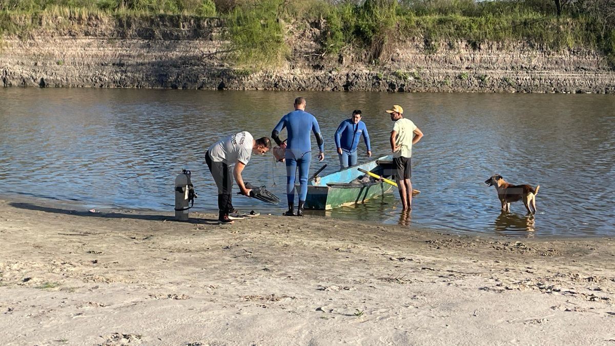 Buzos Tácticos trabajan en la búsqueda de un joven. Buzos Tácticos trabajan en la búsqueda de un joven.