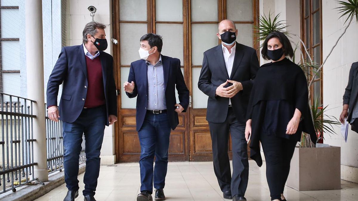 En total, serán 16 millones de pesos que se distribuirán entre las ciudades de Rosario, Granadero Baigorria, Villa Constitución, Casilda, Capitán Bermúdez y Fray Luis Beltrán. En paralelo, el titular de la cartera nacional anunció la entrega de 16 mil nuevas tarjetas Alimentar a familias santafesinas.