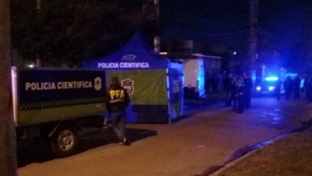 Un hombre fue asesinado por tres delincuentes que intentaron robarle el vehículo en el que se trasladaba por la localidad bonaerense de González Catán.&nbsp;