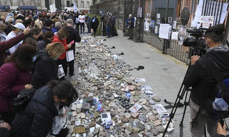 La gente homenajeó a las víctimas en la puerta de la Casa Rosada y Olivos. La gente homenajeó a las víctimas en la puerta de la Casa Rosada y Olivos.