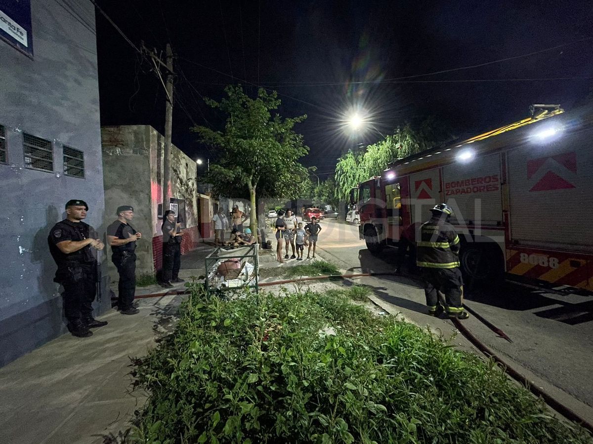 Una vivienda de barrio San Lorenzo fue afectada por un incendio que se produjo durante la noche de este domingo.