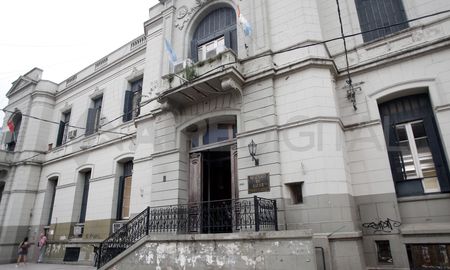 La PDI realizó un procedimiento este martes por la tarde en la sede del Ministerio de Salud de la provincia de Santa Fe tras una denuncia por abuso sexual. La PDI realizó un procedimiento este martes por la tarde en la sede del Ministerio de Salud de la provincia de Santa Fe tras una denuncia por abuso sexual.