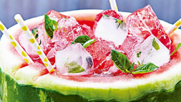 altText(Cómo hacer sandía rellena: el trago con y sin alcohol ideal para brindar en las Fiestas)}