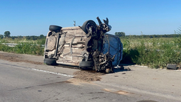 altText(Accidente en Circunvalación Oeste: impactante vuelco de un auto)}