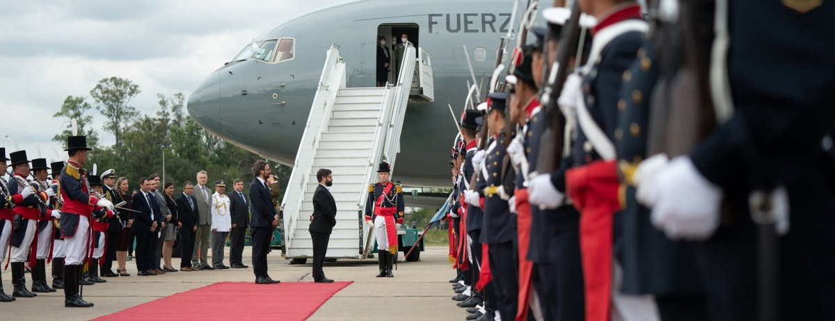 “La historia nos hermana indiscutiblemente con el pueblo argentino. Enfrentaremos juntos los desafíos del futuro, poniendo por delante los intereses comunes de nuestras naciones”, comentó el Presidente Gabriel Boric a través de redes sociales con motivo de su visita a la Argentina. 