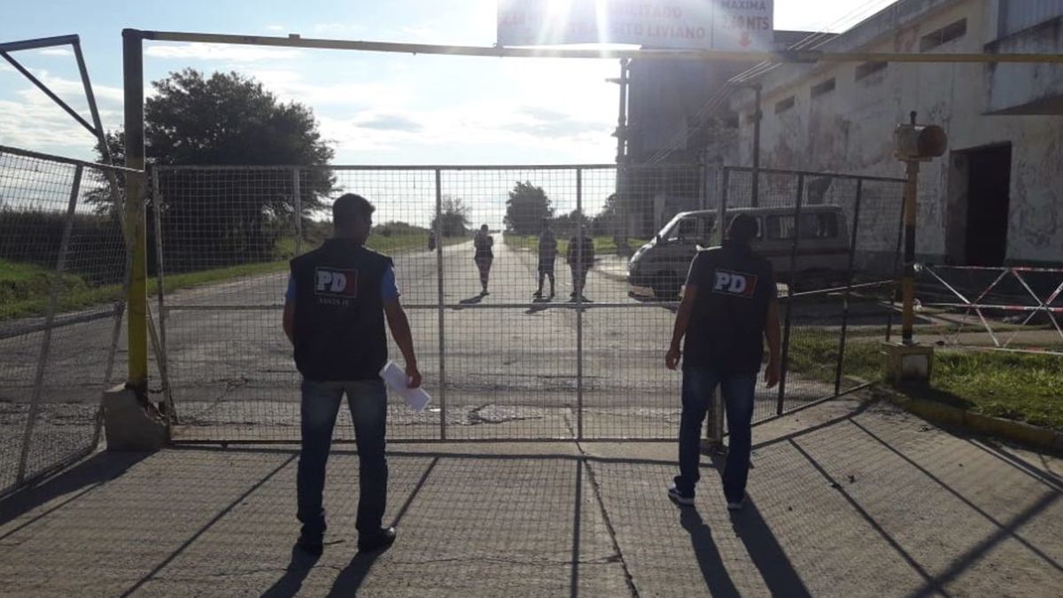 El 28 de marzo. La PDI lleg&oacute; al lugar y retir&oacute; el&nbsp;port&oacute;n de cuatro pa&ntilde;os y asegurado con alambres y con candados.