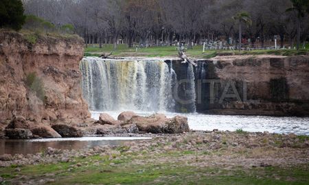 El salto del Pavón se encuentra a pocos kilómetros de Rosario y a dos horas y media de la ciudad de Santa Fe. El salto del Pavón se encuentra a pocos kilómetros de Rosario y a dos horas y media de la ciudad de Santa Fe.