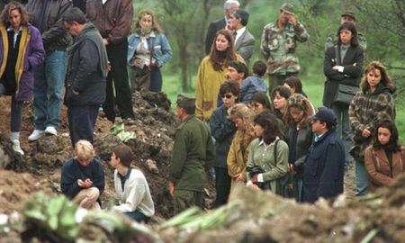 La tragedia del vuelo 2553 de Austral ocurrió en 1997. Murieron todas las personas que iban a bordo: 69 pasajeros y cinco tripulantes. La tragedia del vuelo 2553 de Austral ocurrió en 1997. Murieron todas las personas que iban a bordo: 69 pasajeros y cinco tripulantes.