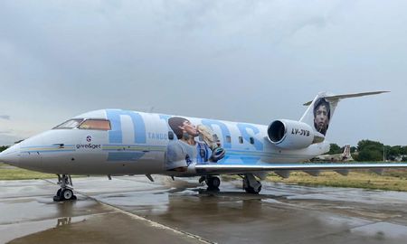 diego armando maradona fue pintado sobre un avion que viajara al mundial de futbol diego armando maradona fue pintado sobre un avion que viajara al mundial de futbol