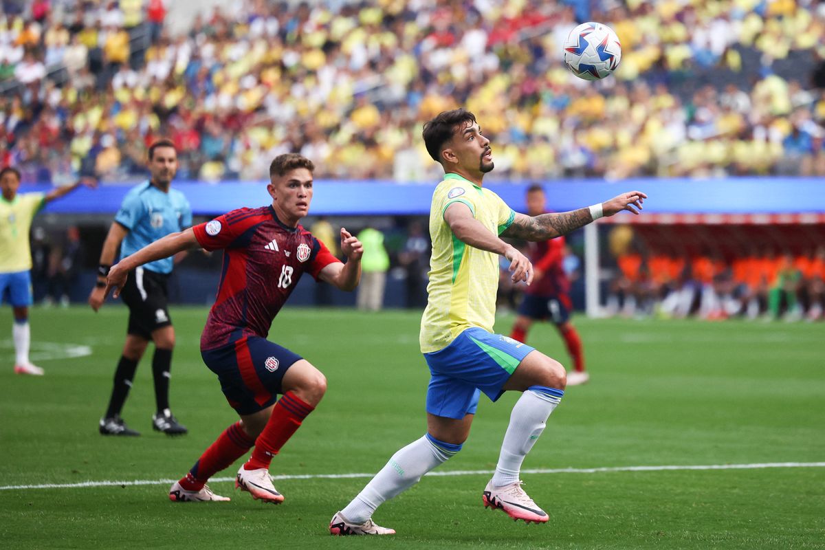 El centrocampista de Brasil Lucas Paquetá (8) controla el balón contra Costa Rica durante la primera mitad de un partido en el SoFi Stadium. Crédito obligatorio: Foto NA: Jessica Alcheh-USA TODAY Sports