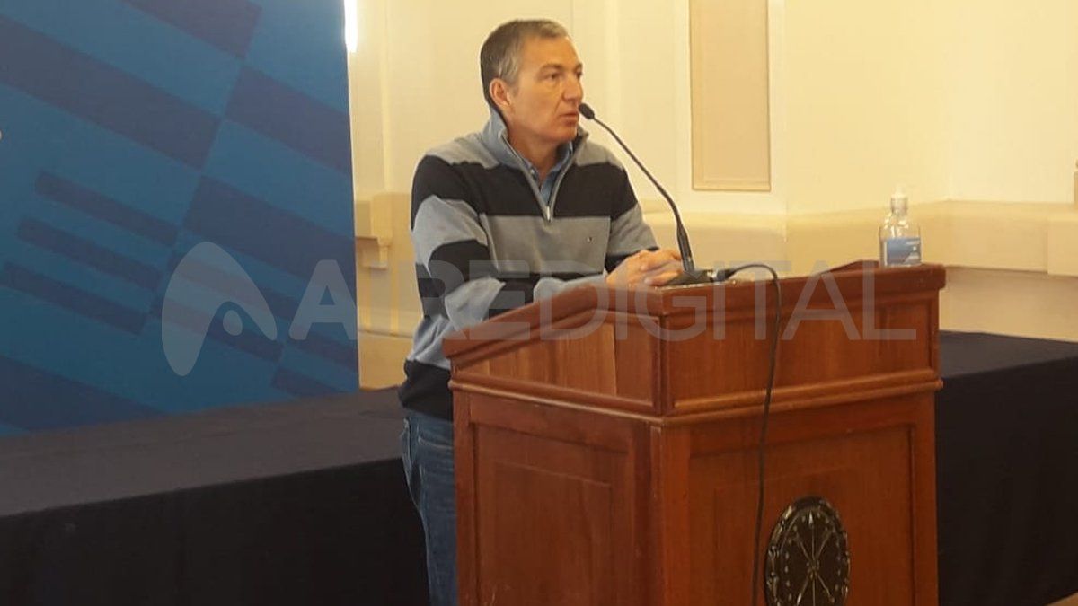 El ministro de Trabajo, Juan Manuel Pusineri, brindó una conferencia de prensa este miércoles por la mañana en la que se refirió a la intención de volver a la presencialidad en las pequeñas secundarias de Rosario y San Lorenzo. Confirmó que la habilitación de los deportes individuales en espacios públicos o privados al aire libre. 