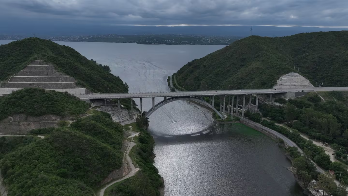 El Puente De la Sota sobre el lago San Roque. El Puente De la Sota sobre el lago San Roque.