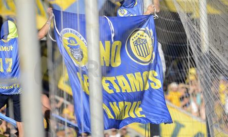 La bandera fue desplegada cuando arrojaron bombas de estruendo desde la tribuna. La bandera fue desplegada cuando arrojaron bombas de estruendo desde la tribuna.