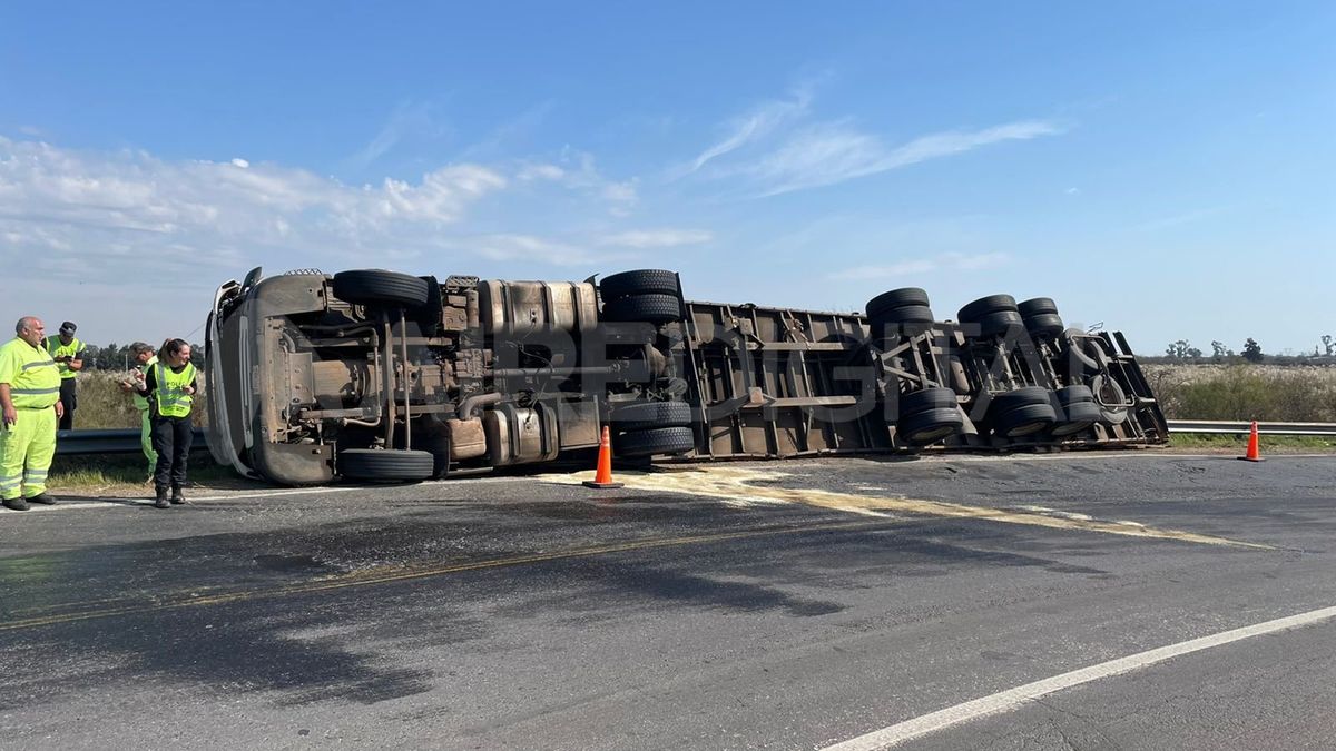 El tránsito estuvo parcialmente restringido hasta que pudieron correr el camión. 