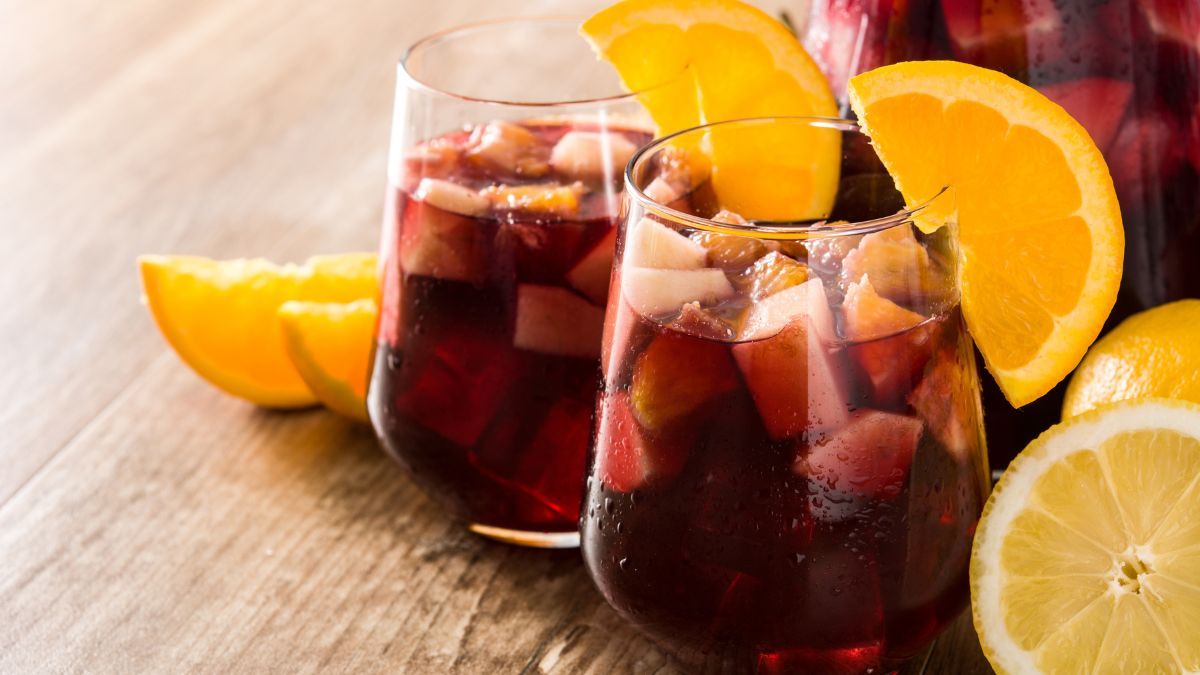 El tinto de verano es una bebida refrescante y popular para los días de calor. El tinto de verano es una bebida refrescante y popular para los días de calor.
