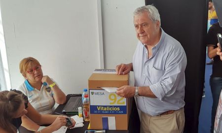 El candidato a presidente por una de las listas opositoras de Boca, Jorge Amor Ameal, señaló hoy que hay que terminar con la mentira y soñar con un club mejor tras arribar a La Bombonera para emitir su voto. El candidato a presidente por una de las listas opositoras de Boca, Jorge Amor Ameal, señaló hoy que hay que terminar con la mentira y soñar con un club mejor tras arribar a La Bombonera para emitir su voto.