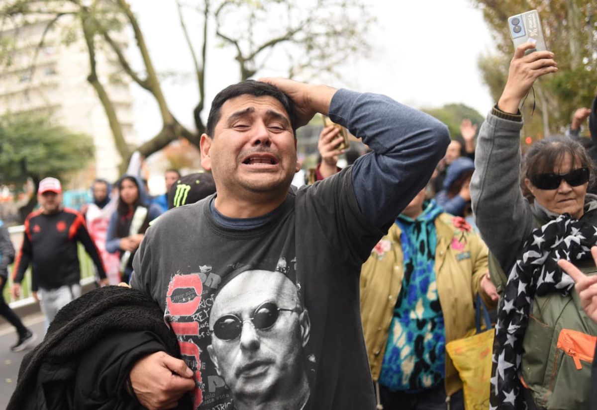 Dolor y tristeza, el sentimiento predominante en la masiva despedida al Indio Solari.