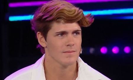 Marcos estrenó una canción de su autoría. Marcos estrenó una canción de su autoría.
