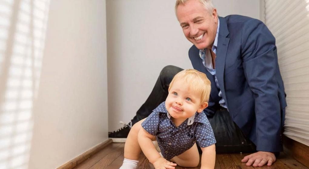 Marley y Mirko ya tienen sus muñecos, y hasta él se ríe…