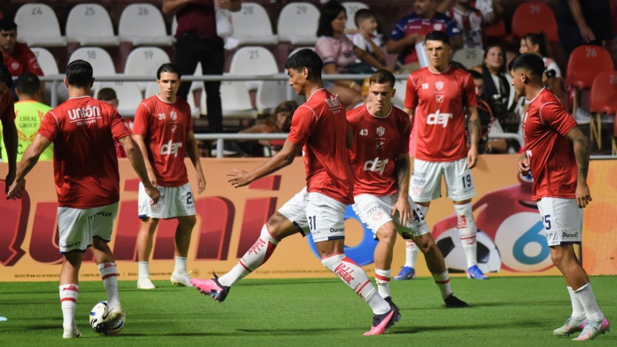 Los futbolistas de Unión realizando la entrada en calor ante Boca.